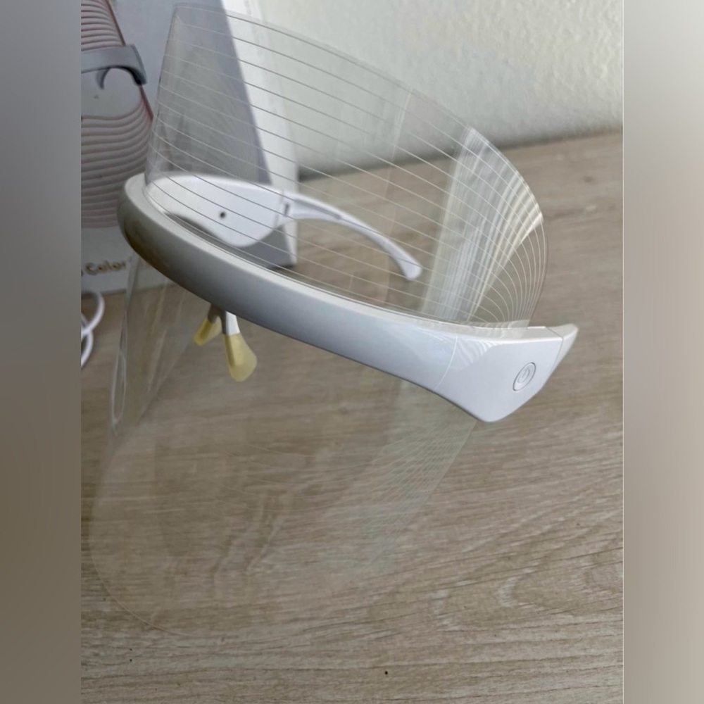 LED Light Therapy Mask - Picture 5 of 8